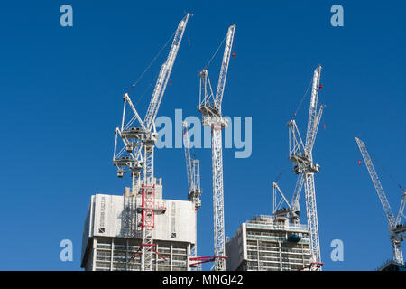 Krane an der Southbank, eine gemischte Entwicklung von Büros, Wohnungen und Ladenflächen, Southbank, London, Großbritannien. Das Projekt ist rund um die alte Stockfoto