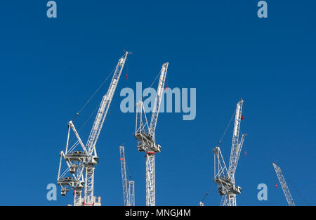 Krane an der Southbank, eine gemischte Entwicklung von Büros, Wohnungen und Ladenflächen, Southbank, London, Großbritannien. Das Projekt ist rund um die alte Stockfoto