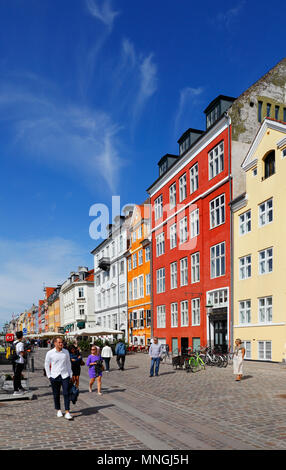 Kopenhagen, Dänemark - 24 August, 2017: Street View der bunten Gebäude in Nyhavn in Cophenhagen mit Menschen zu Fuß die Straße vor. Stockfoto