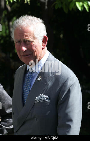 Prince Charles in Großbritannien, schüttelt Hände mit der griechische Premierminister Alexis Tsipras vor ihrem Treffen in Athen. Der Prinz von Wales, Erbin der Britis Stockfoto