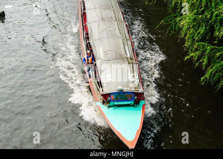 BANGKOK, THAILAND - Januar 11, 2018: Das Passagierschiff läuft in der längste Kanal in Thailand (Khlong Saen Saep) Tag Zeit. Stockfoto