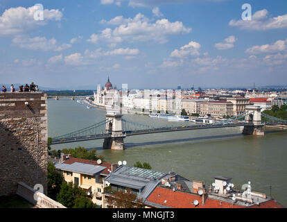 Blick auf die Donau und die Pester Seite von Budapest aus dem Königlichen Palast am Budaer Hügel, mit dem ungarischen Parlament dominieren die hinterg Stockfoto