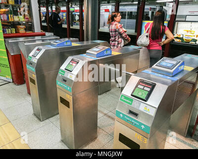 Buenos Aires, Argentinien - 19. März: Metro Drehkreuz Fahrkartenautomaten validieren an Plattform von Federico Lacroze Linie B entfernt. Stockfoto