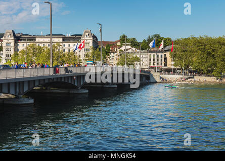 Zürich, Schweiz - 11. Mai 2018: Quaibrucke Brücke in der Stadt Zürich. Quaibrucke (Englisch: Kai Brücke) ist eine Straße, Straßenbahn-, Fußgänger- und bicy Stockfoto