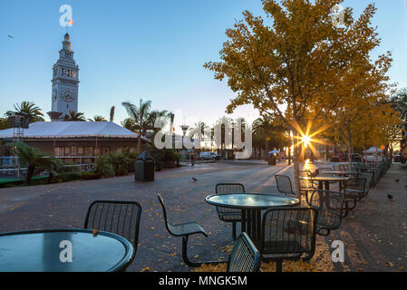 Herbst Sonnenaufgang am Embarcadero Center, mit dem Ferry Building, die im Jahr 2015 ihr hundertjähriges Bestehen feiern, San Francisco, Kalifornien, USA. Stockfoto