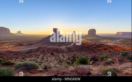 Sonnenaufgang im Monument Valley, Panorama der Mitten Buttes - vom Besucherzentrum an der Navajo Tribal Park - Arizona und Utah, USA Stockfoto