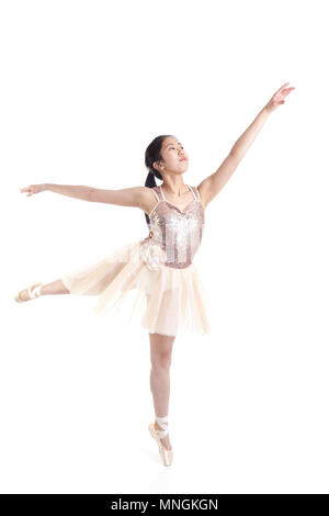 Jungen asiatischen Ballerina ein Ballett pointe Bewegung. Auf weissem Hintergrund. Stockfoto