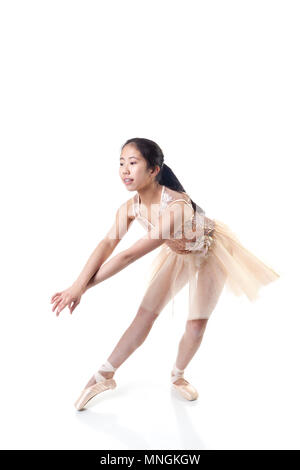 Jungen asiatischen Ballerina ein Ballett pointe Bewegung. Auf weissem Hintergrund. Stockfoto