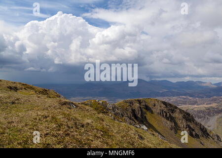 Regen Wolken über dem Gipfel der Moel Hebog wie vom Gipfel des Moelwyn Mawr gesehen Stockfoto
