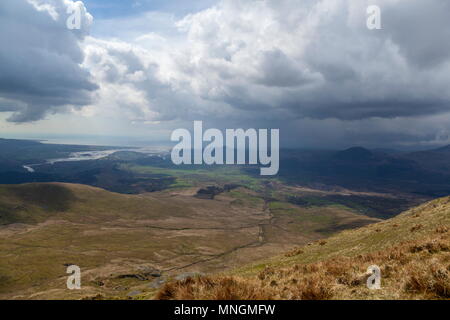 Regen Wolken über der Küstenstadt Porthmadog. von moelwyn Mawr gesehen Stockfoto