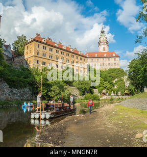 Rafting auf der Moldau in Cesky Krumlov mit seiner Burg, Tschechien. Stockfoto