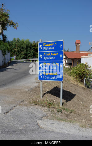 Schild mit den Namen von Siedlungen in der Englischen und Griechischen sprachen und die Richtung der Bewegung auf der Insel Rhodos (Griechenland). Stockfoto