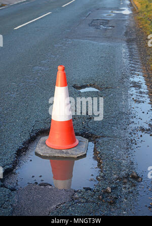 Leitkegel Kennzeichnung Riese regen gefüllt Schlagloch york Yorkshire United Kingdom Stockfoto