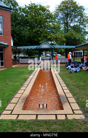 Australische Kinder in Schuluniform im Donald Bradman Museum Bowral NSW Australien Stockfoto