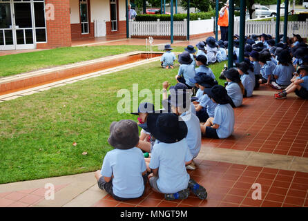 Australische Kinder in Schuluniform im Donald Bradman Museum Bowral NSW Australien Stockfoto