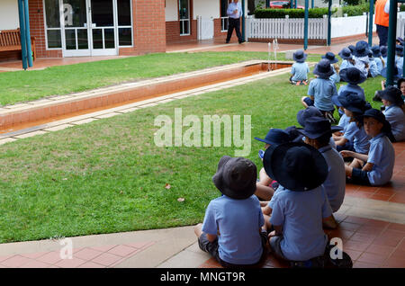 Australische Kinder in Schuluniform im Donald Bradman Museum Bowral NSW Australien Stockfoto