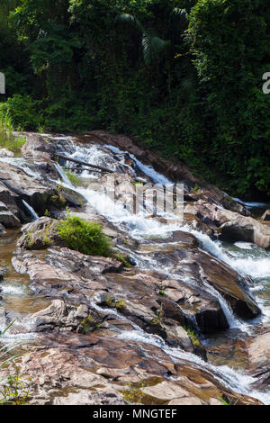 Ka Chong Wasserfall ist in Khao Chong botanischen Park auf dem Trang, Thailand Stockfoto