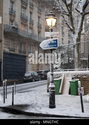 Snow in Paris Stockfoto
