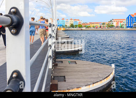 Willemstad, Curacao - Dezember 27, 2016: Die Brücke Königin Emma in Willemstad Stockfoto