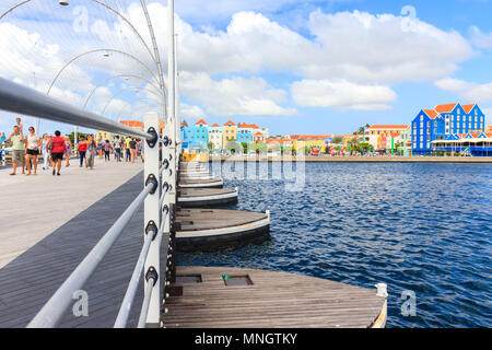 Willemstad, Curacao - Dezember 27, 2016: Die Brücke Königin Emma in Willemstad Stockfoto