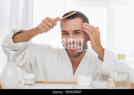 Nizza freut man seine Haare kämmen Stockfoto