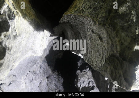 Hälfte - mit Rock und Lehm natürliche Höhle gefüllt. Nach dem Zusammenbruch der Tropfsteinhöhle, Steinschlag. Stockfoto