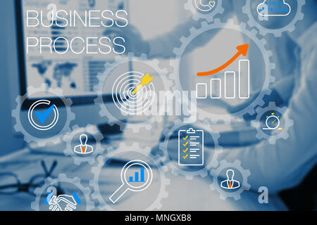 Business Process Management- und Automatisierungstechnik Konzept mit Zahnrädern System oder den Workflow, und Berater team Arbeiten am Computer im Büro im Hinterg Stockfoto