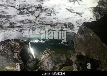 Hälfte - mit Rock und Lehm natürliche Höhle gefüllt. Nach dem Zusammenbruch der Tropfsteinhöhle, Steinschlag. Stockfoto