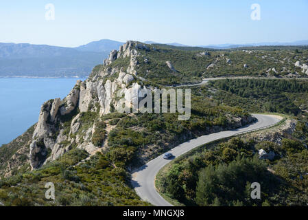 Kraftfahrer oder Auto Fahren entlang der Route des Crêtes Küstenstraße in der Caranques Nationalpark Cassis Provence Frankreich Stockfoto