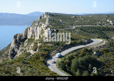 Wohnwagen oder Wohnmobil fahren entlang der Route des Crêtes Küstenstraße in der Caranques Nationalpark Cassis Provence Frankreich Stockfoto