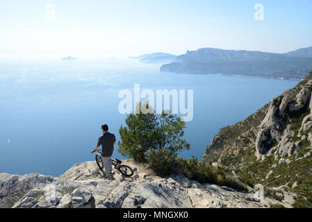 Single Mann oder Radfahrer geniessen Sie den Panoramablick auf das Mittelmeer von der Route des Crêtes, Nationalpark, Cassis Calanques Provence Frankreich Stockfoto