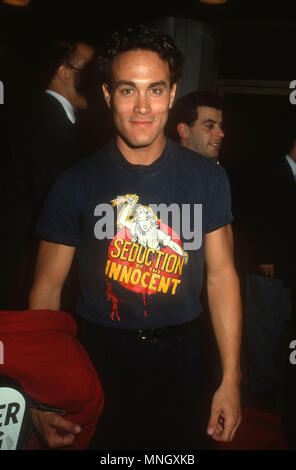 WESTWOOD, CA - 4. Oktober: Schauspieler Brandon Lee die Premiere von 'Markierten für Tod' auf Oktober 4,1990 bei Mann Nationaltheater in Westwood, Kalifornien besucht. Foto von Barry King/Alamy Stock Foto Stockfoto