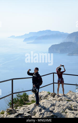 Touristen Aufnehmen von Fotos oder Fotos & Selfies auf der Route des Crêtes an der Küste des Mittelmeers, Calanques National Park, in der Nähe von Cassis, Provence Frankreich Stockfoto