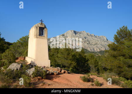 Mont Sainte-Victoire oder Montagne Sainte-Victoire, den berühmten Berg gemalt von Cezanne, und Oratorium Aix-en-Provence Provence Frankreich Stockfoto