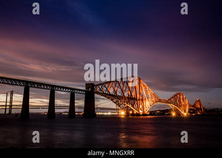 Forth Bridge in Queensferry in der Nähe von Edinburgh in Schottland in den Abend Stockfoto