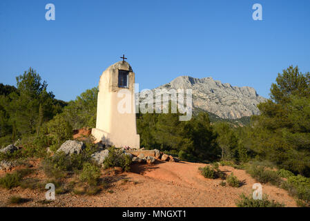 Mont Sainte-Victoire oder Montagne Sainte-Victoire, den berühmten Berg gemalt von Cezanne, und Oratorium Aix-en-Provence Provence Frankreich Stockfoto