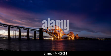 2 Brücken in Queensferry in der Nähe von Edinburgh in Schottland in den Abend Stockfoto