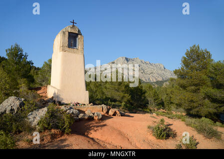 Mont Sainte-Victoire oder Montagne Sainte-Victoire, den berühmten Berg gemalt von Cezanne, und Oratorium Aix-en-Provence Provence Frankreich Stockfoto