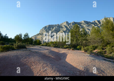 Mont Sainte-Victoire oder Montagne Sainte-Victoire, der gefeierte Berg gemalt von Cezanne in der Nähe von Aix-en-Provence Provence Frankreich Stockfoto