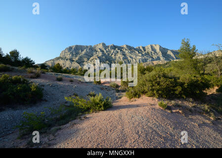 Mont Sainte-Victoire oder Montagne Sainte-Victoire, der gefeierte Berg gemalt von Cezanne in der Nähe von Aix-en-Provence Provence Frankreich Stockfoto