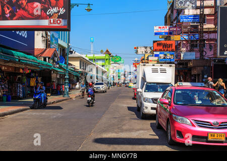 Khao San Road - die berühmte Straße von Backpackers in den Morgen. Bangkok, Thailand - 9. April 2018. Stockfoto