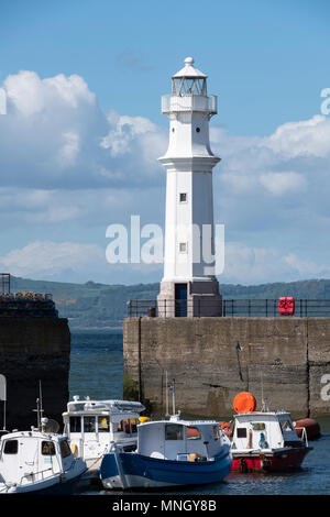 Leuchtturm und Boote im Hafen auf Erhabene in Newhaven in Edinburgh, Schottland, Vereinigtes Königreich Stockfoto