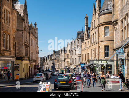 Anzeigen von Geschäften und Cafés am historischen Cockburn Street in der Altstadt von Edinburgh, Schottland, Großbritannien Stockfoto