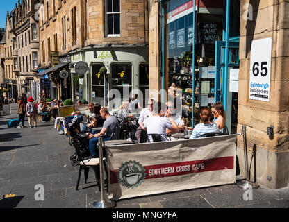 Anzeigen von Geschäften und Cafés am historischen Cockburn Street in der Altstadt von Edinburgh, Schottland, Großbritannien Stockfoto