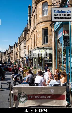 Anzeigen von Geschäften und Cafés am historischen Cockburn Street in der Altstadt von Edinburgh, Schottland, Großbritannien Stockfoto