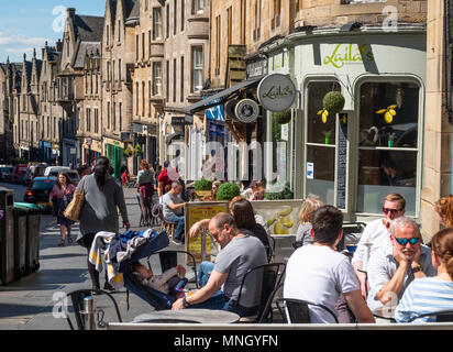 Anzeigen von Geschäften und Cafés am historischen Cockburn Street in der Altstadt von Edinburgh, Schottland, Großbritannien Stockfoto