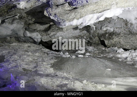 Mäander, Wasserfälle und Schwärme von unterirdischen Fluss. Karsthöhle mit Eis und Eis aufgebaut, überschwemmung Eis, Eis Glasur, chrystocrene Stockfoto
