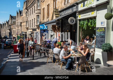 Anzeigen von Geschäften und Cafés am historischen Cockburn Street in der Altstadt von Edinburgh, Schottland, Großbritannien Stockfoto