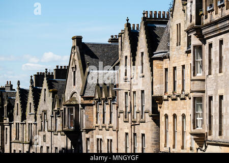 Reihe der alten Mietshaus bauten auf Cockburn Street in der Altstadt von Edinburgh, Schottland, Großbritannien Stockfoto