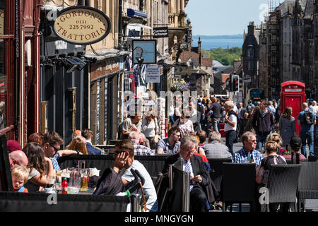 Belebten Bars und Restaurants voller Touristen und Einheimische auf der Royal Mile in Edinburgh, Schottland, Großbritannien Stockfoto